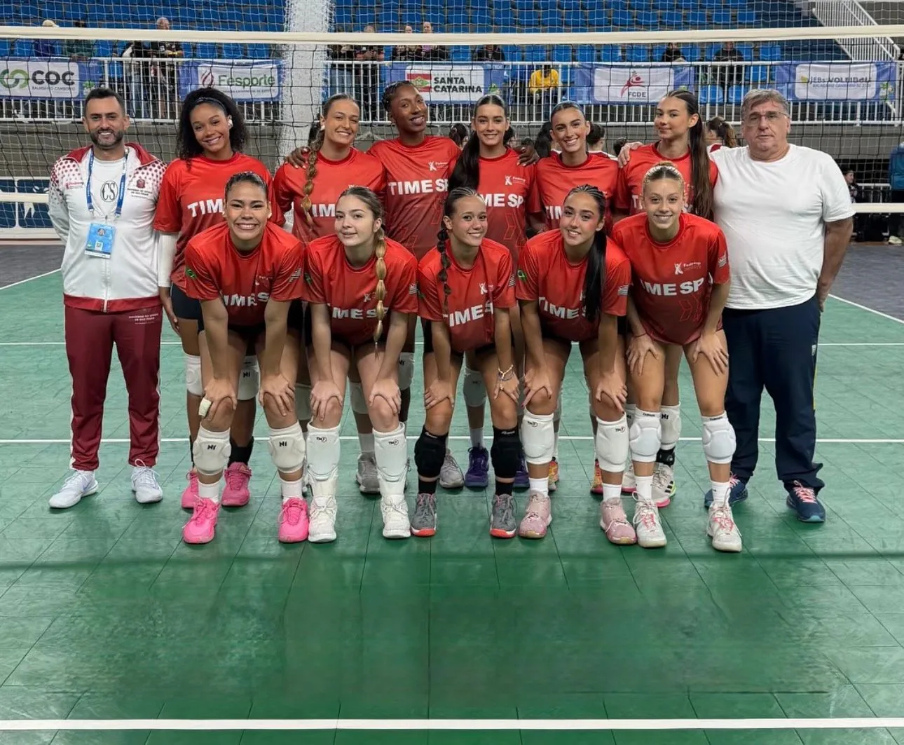 Equipe de vôlei feminino Sub-18 vice-campeã da Série Ouro nos Jogos Escolares Brasileiros 2026 em Balneário Camboriú