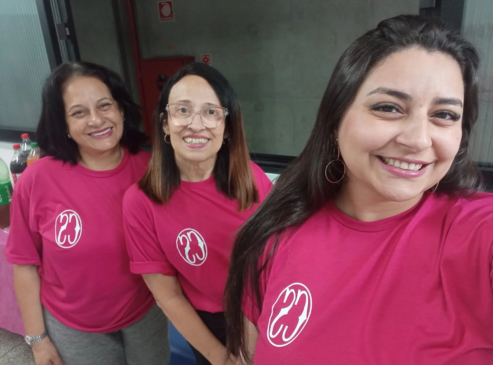 Colaboradoras do Colégio Campos Salles com camisetas rosa durante o encontro do Outubro Rosa 2026