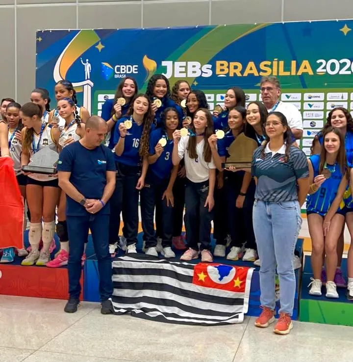 Atletas do Colégio Campos Salles exibem as medalhas conquistadas no voleibol dos JEBs 2026