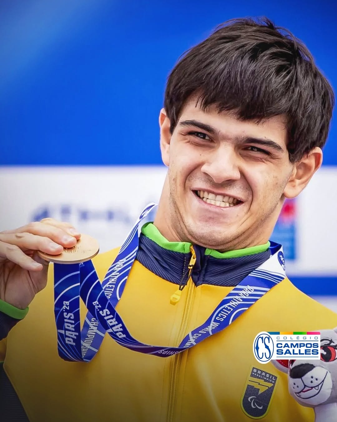 Atleta paraolímpico com medalha de ouro