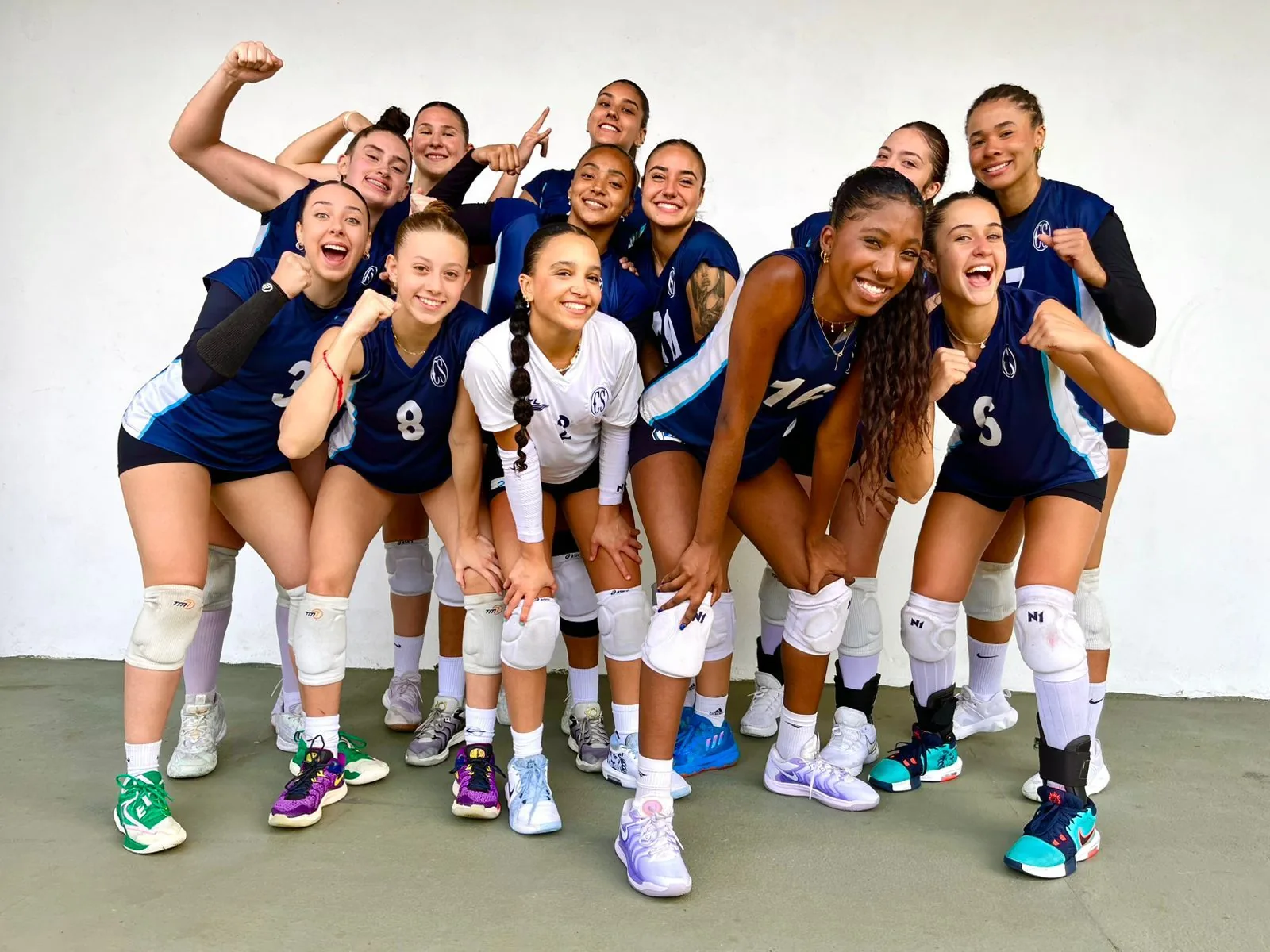 Equipe feminina Campeã de vôlei do Colégio Campos Salles